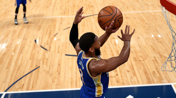 NBA 篮球比赛第三节球员投篮出手的瞬间